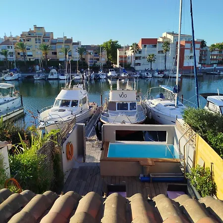 Vog Ou Sur L'ile Des Marinas Au Cap D'agde